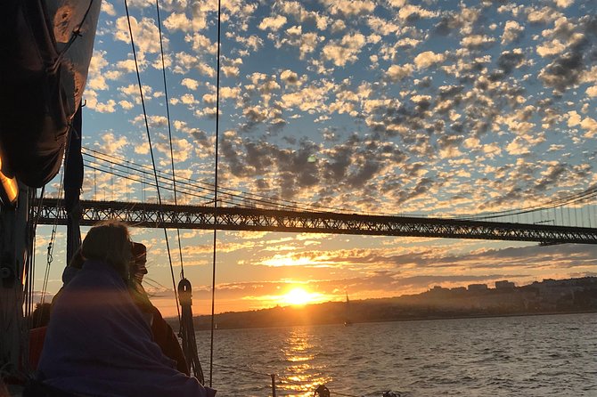 2 Hour Lisbon Sunset and Wine Sailing Tour - Meeting the boat in Alcântara