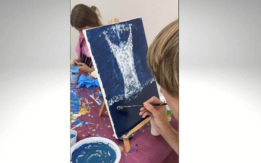 Alicante: Fluid Art-Therapy Workshop&Wine - Standard painting or candlelit private session?