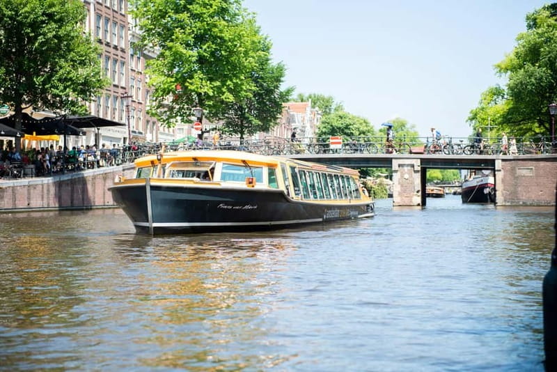 Amsterdam canal cruise with culinary burger or cheese & wine - A dinner cruise with more substance than a standard canal ride