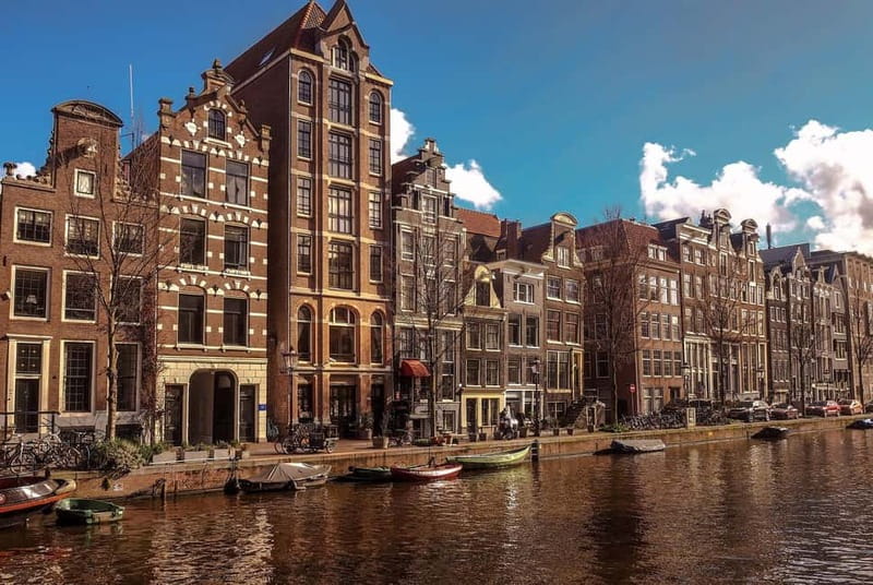 Amsterdam canal cruise with culinary burger or cheese & wine - Choosing between the 75-minute burger ride and the 90-minute cheese cruise