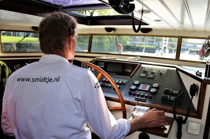 Amsterdam canal cruise with culinary burger or cheese & wine - Comfort, timing, and the practical details