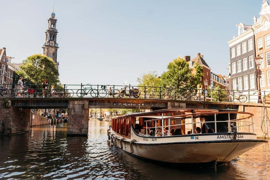 Amsterdam: Classic Saloon Boat Cruise with Cheese & Wine - What the guiding adds