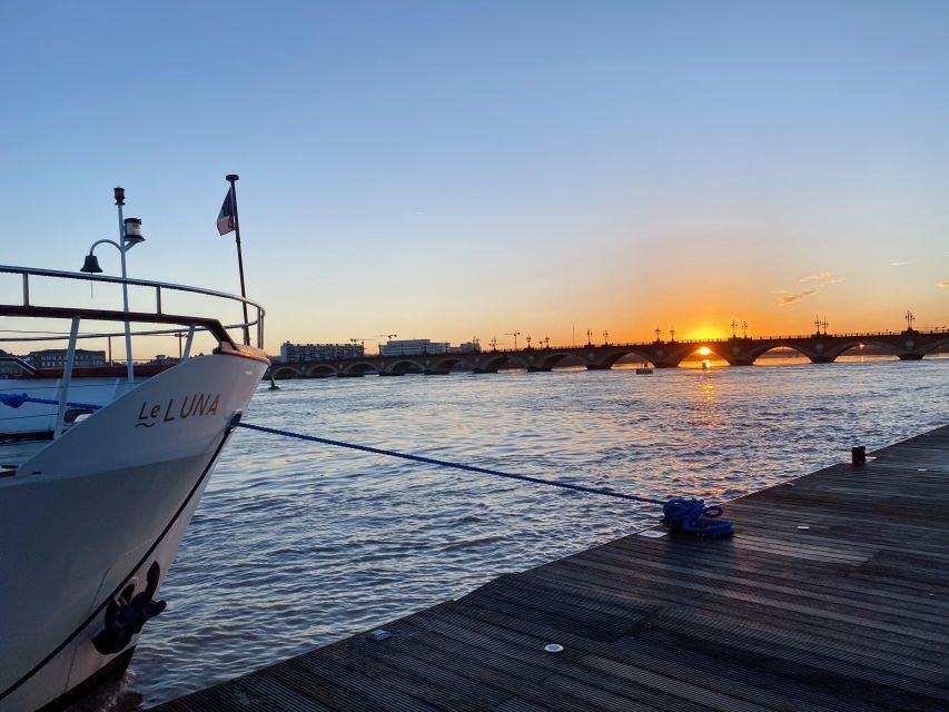 Aperitive guided cruise « Wine and Canelé » - Snacks and drinks beyond the included treat