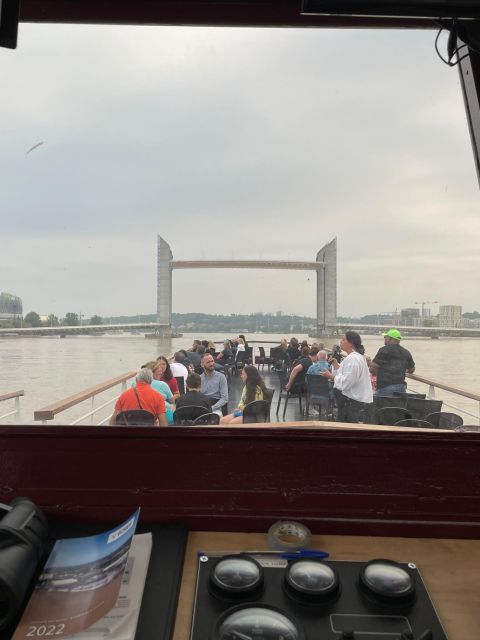 Aperitive guided cruise « Wine and Canelé » - The outward cruise: Bordeaux explained from the water