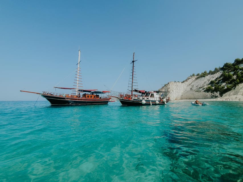 Argostoli: Full-Day Boat Trip with Lunch & Wine - Xi Beach and its red clay