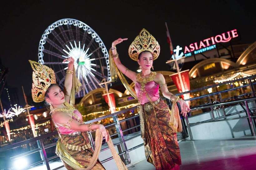 Bangkok: Luxury White Dinner Cruise Free Flow Beer and Wine - What the two-hour evening actually feels like