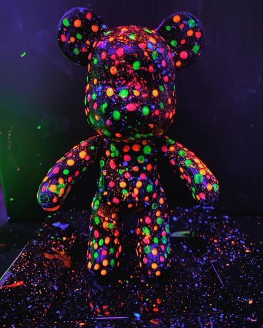 Barcelona: Bear-brick Fluorescent Painting | Wine and Art - Accessibility and practical booking details