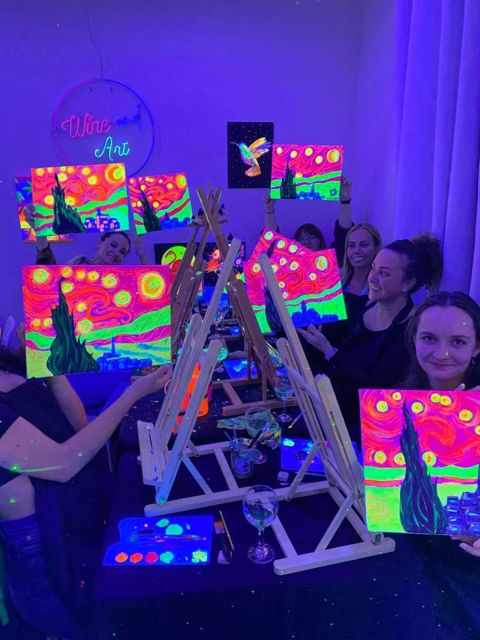 Barcelona: Fluorescent Paint and Wine Workshop - Choosing the right session and paint type