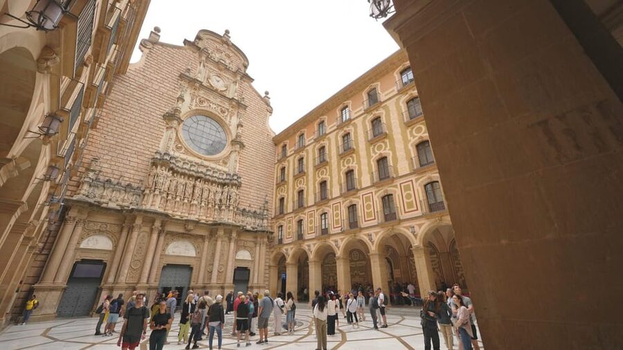 Barcelona: Montserrat Tour with Lunch & Wine Tasting Option - Guides make a real difference