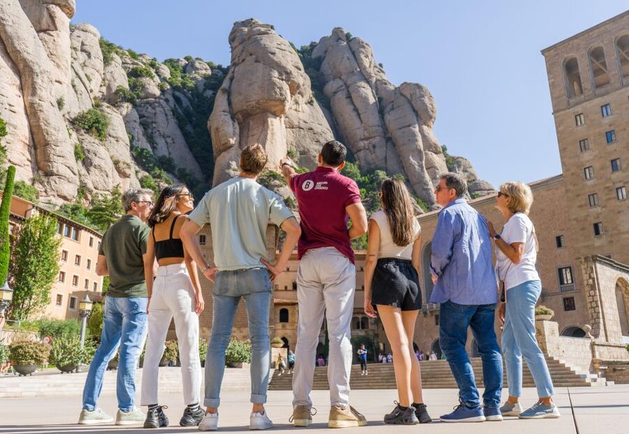 Barcelona: Montserrat, Winery Tour & Lunch with Wine Tasting - Guide quality and the group experience