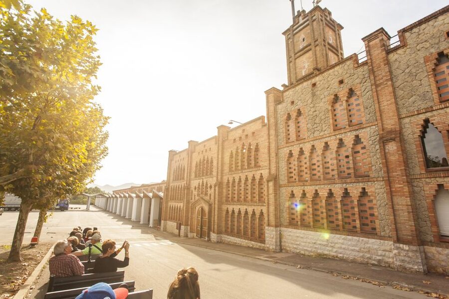 Barcelona: Montserrat with Winery Visit and Farmhouse Lunch - Choosing between the funicular and the walking paths