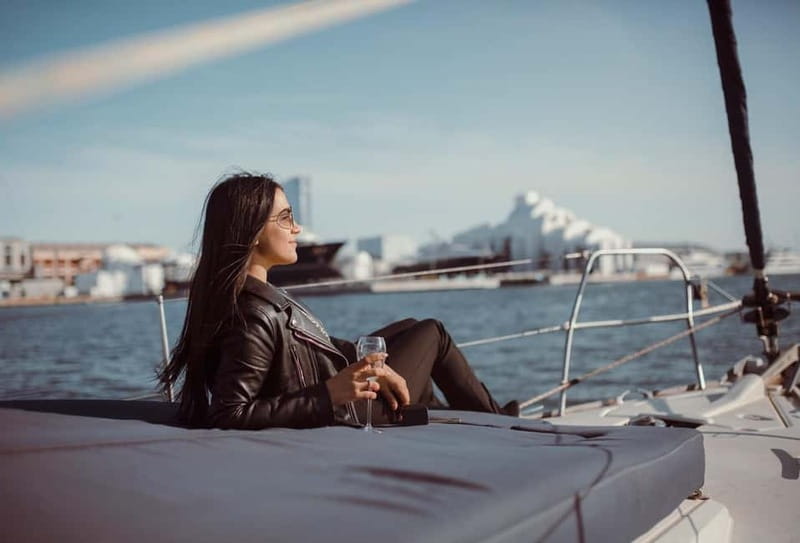 Barcelona: Sunset Boat Trip with Cava Wine and Snacks - Shared sunset cruise or private boat?