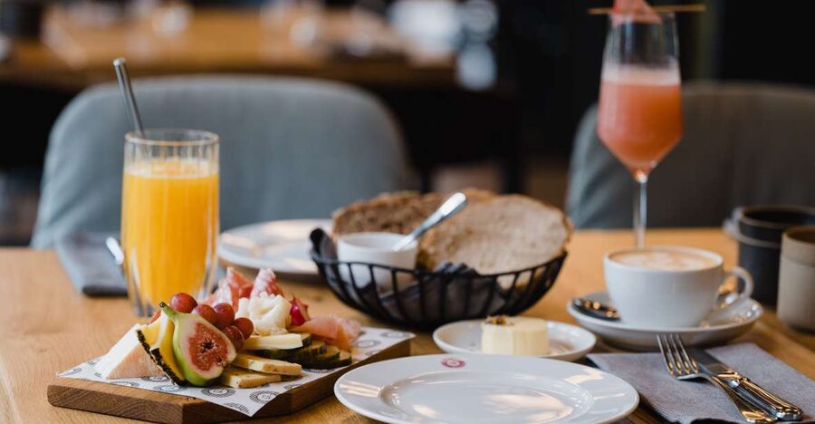 Berlin: Fine Dining Breakfast with Champagne in Schoneberg - Starting the morning at Frühstück 3000