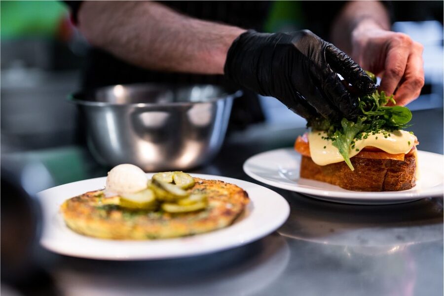 Berlin: Fine Dining Breakfast with Champagne in Schoneberg - Service, group size, and access
