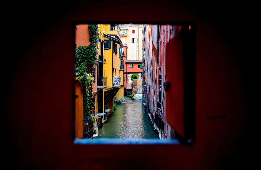Bologna: Local Food Tour with Authentic Tastings and Wine - Finishing with artisanal gelato