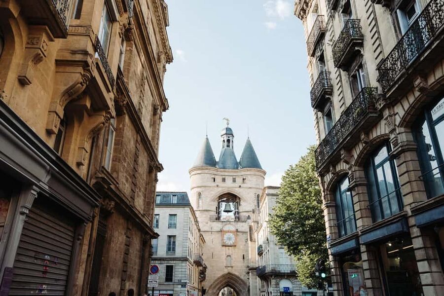 Bordeaux: Guided Food and Wine Tour with Tastings - Cathedral, Pey-Berland, and the city between courses