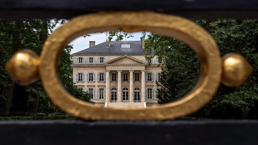 Bordeaux: Saint-Emilion and Medoc Full-Day Wine Experience - The first château and the Right Bank lesson
