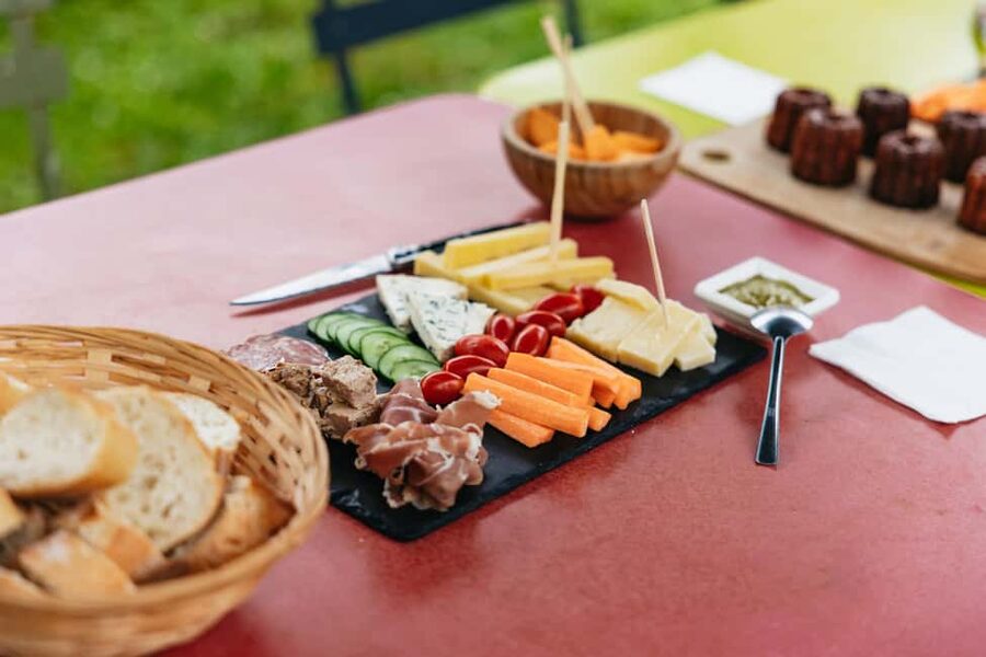 Bordeaux: St. Emilion Day Trip with Wine Tasting and Lunch - A château picnic with wine at midday