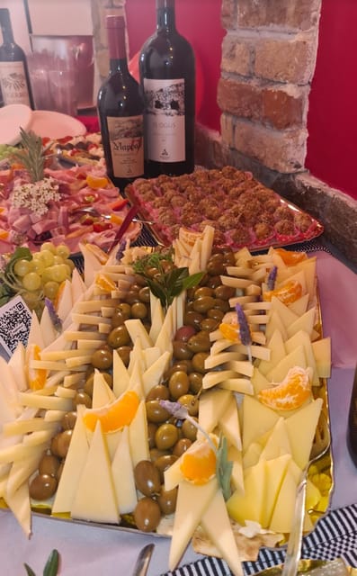 Cagliari Old Town: Wine Tasting and local products - Sardinian food and wine under one roof