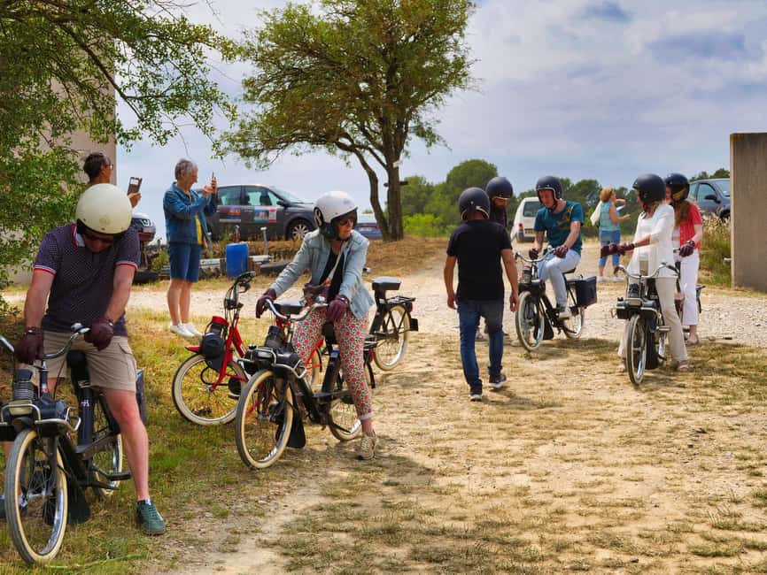 Carcassonne: Solex tour with guide and wine tasting - The 15-minute photo stop
