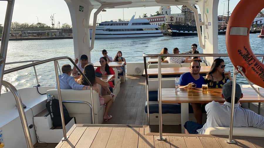 Cartagena: Cruise by the Bay with Dinner and Wine - A Two-Hour View of Cartagena After Dark