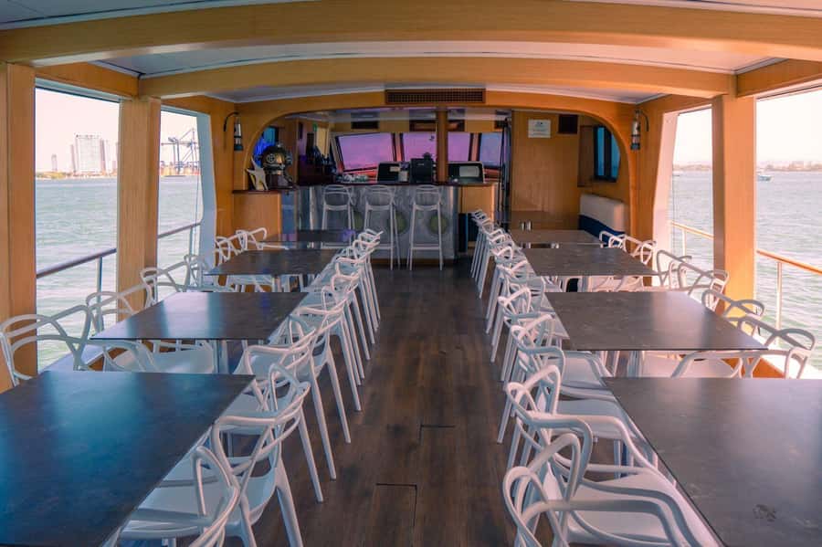 Cartagena: Cruise by the Bay with Dinner and Wine - Music, Service, and the Feel on Board