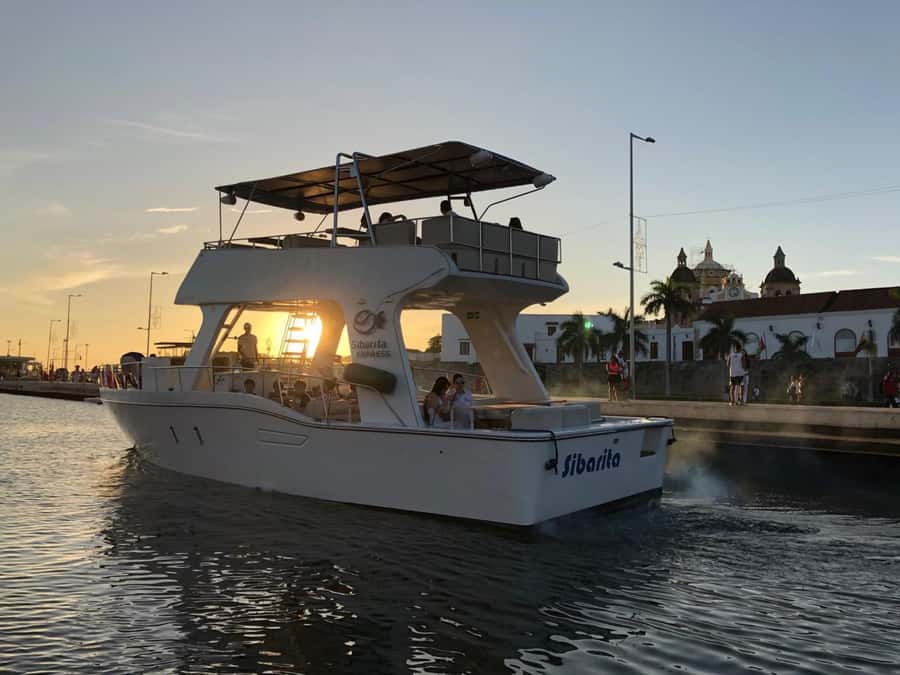 Cartagena: Cruise by the Bay with Dinner and Wine - Bocagrande and the Lighthouse