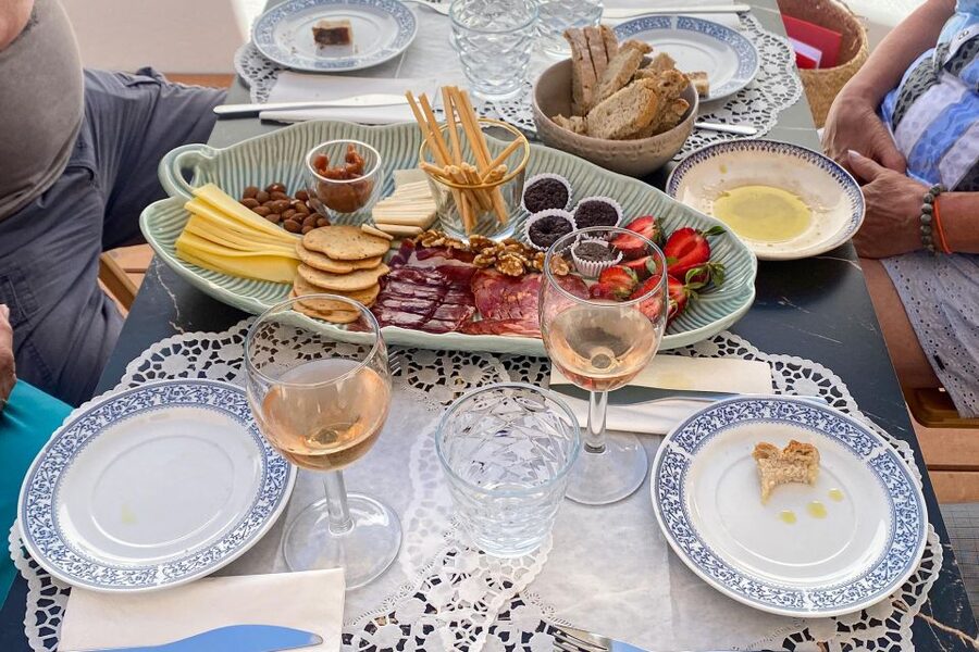 Carvoeiro/Portimão/Alvor: Wine Tour w/ Tasting, Tapas, Music - Who will enjoy this tour most