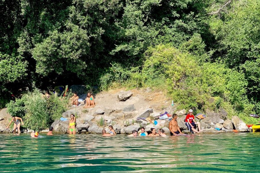Castel Gandolfo: Kayak Food and Wine Tour - Looking up at Castel Gandolfo from the lake