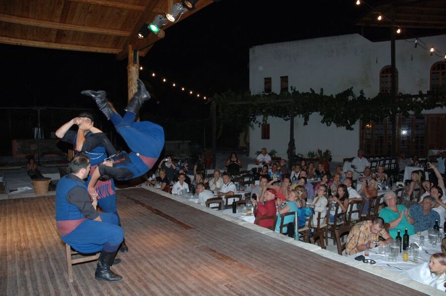 Crete: Traditional Dance Show and Buffet Dinner with Wine - What arrives on the buffet table