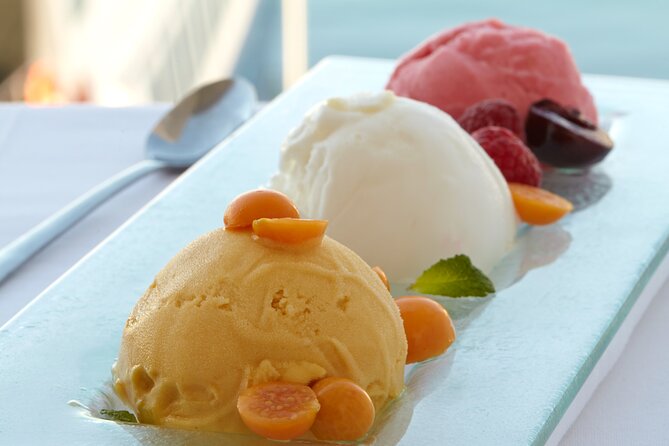 Cruise and Dine Dinner / Cape Town: Sunset Champagne Cruise and 3-Course Dinner - Weather is the biggest variable