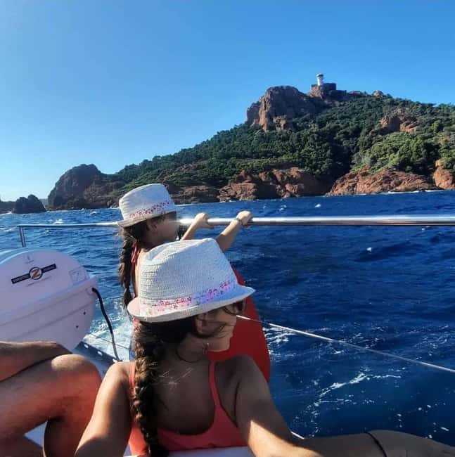 Denia: Cova tallada Catamaran Trip w/ Mussel Tasting & Wine - Seeing Cova Tallada from the Catamaran