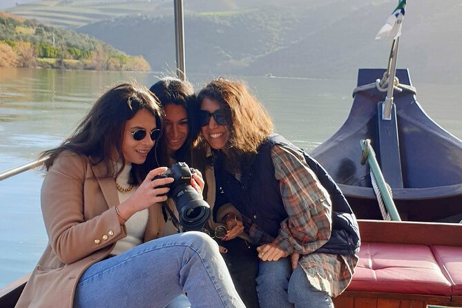 Douro Valley-Expert Guide-Boat-Lunch-Tastings-Offer wine bottle - The guide can shape the whole day