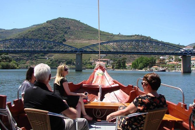Douro Valley: Historical Sites, Wine Experience, Lunch & Cruise - Meeting near São Bento at 7:30 a.m.