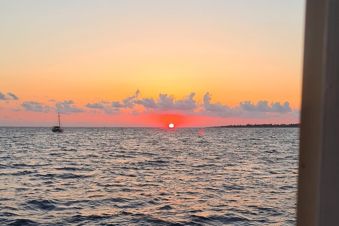 Dreamy Cruise sunset tour with dinner and unlimited wine! - Sunset over the sea horizon