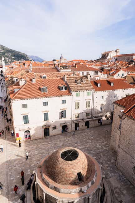 Dubrovnik Old Town: Night tour with History, Wine & Bites - Onofrio’s Fountain and the working city