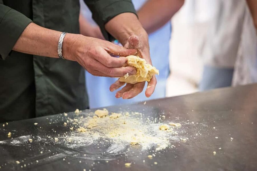 Florence: Handmade Pasta & Dessert Class with Unlimited Wine - The optional street-food day