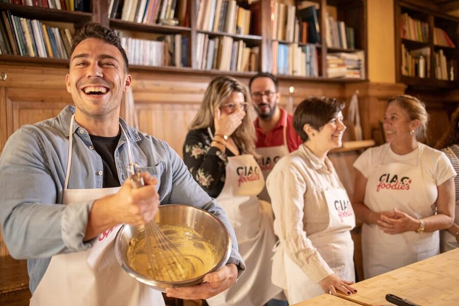 Florence: Pizza and Gelato Experience with Unlimited Wine - Choosing toppings for your own pizza