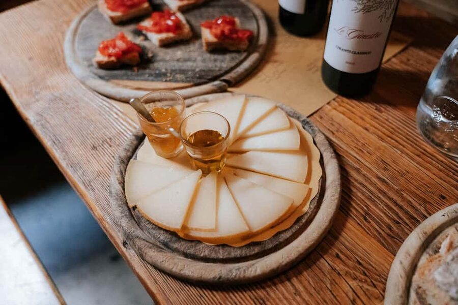 Florence: Small-Group Sunset Food & Wine Tour in Oltrarno - Why Oltrarno makes a good food-tour setting