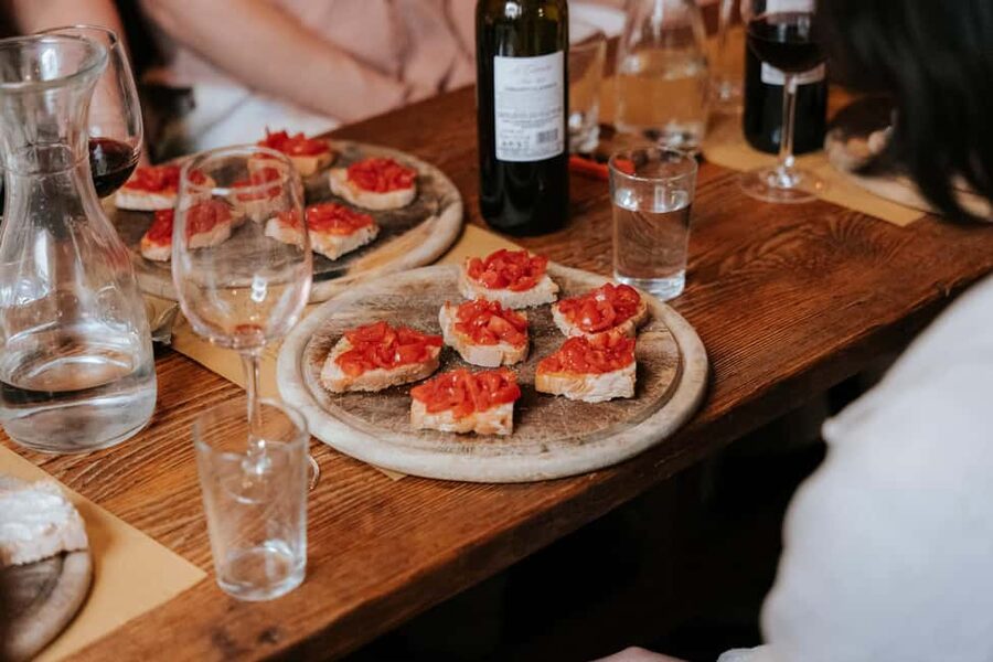 Florence: Small-Group Sunset Food & Wine Tour in Oltrarno - I’ Vinaino di San Frediano adds a local wine-bar feel