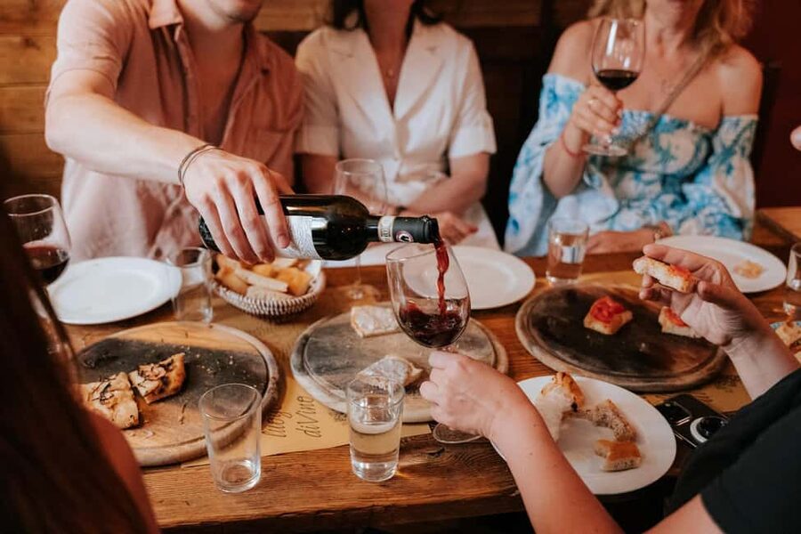 Florence: Small-Group Sunset Food & Wine Tour in Oltrarno - What $129 buys you in Florence