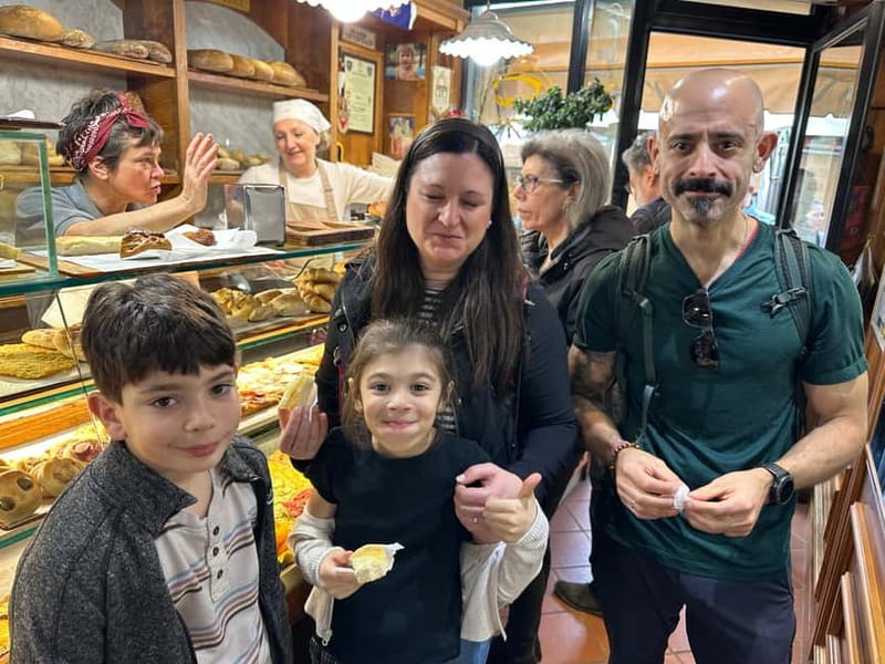 Florence: Street Food Tour with Wine & Local Guide - Florence’s major sights between the bites