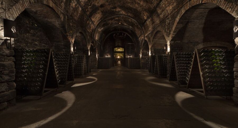 From Bergamo: Winery Tour in Franciacorta with Lunch - Why Franciacorta makes a good wine day from Bergamo