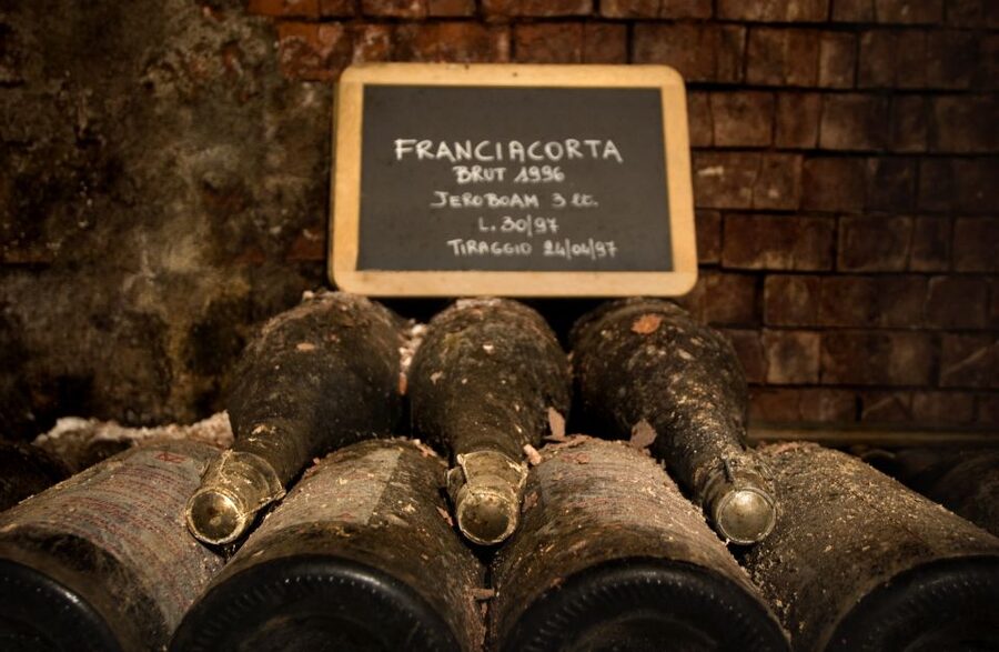 From Bergamo: Winery Tour in Franciacorta with Lunch - Inside the winery with a sommelier