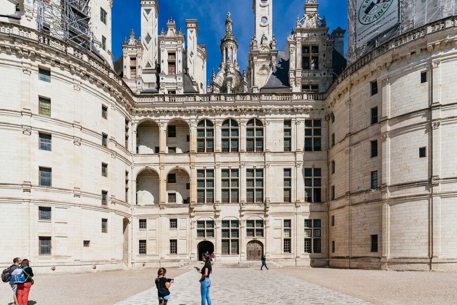 From Paris: Loire Valley Castles Day Trip With Wine Tasting - What the self-guided castle visits mean