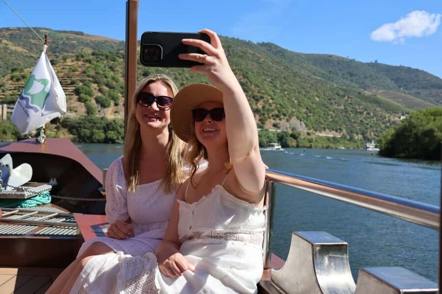 From Porto: 2 Boutique Wineries w/ Winery Lunch & 1-h cruise - Pinhão changes the pace