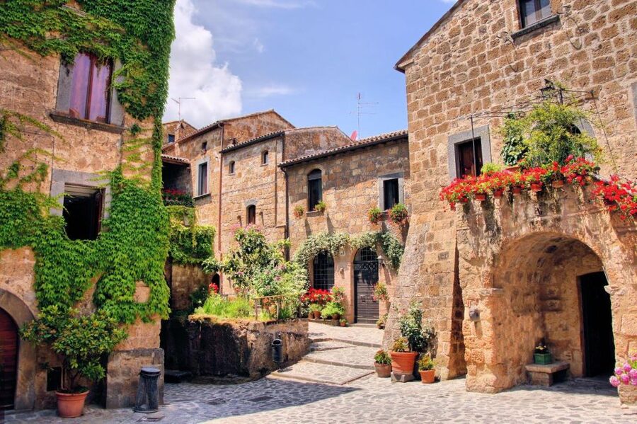 From Rome: Bagnoregio & Orvieto Day Trip with Wines & Lunch - What the guide adds to a packed day