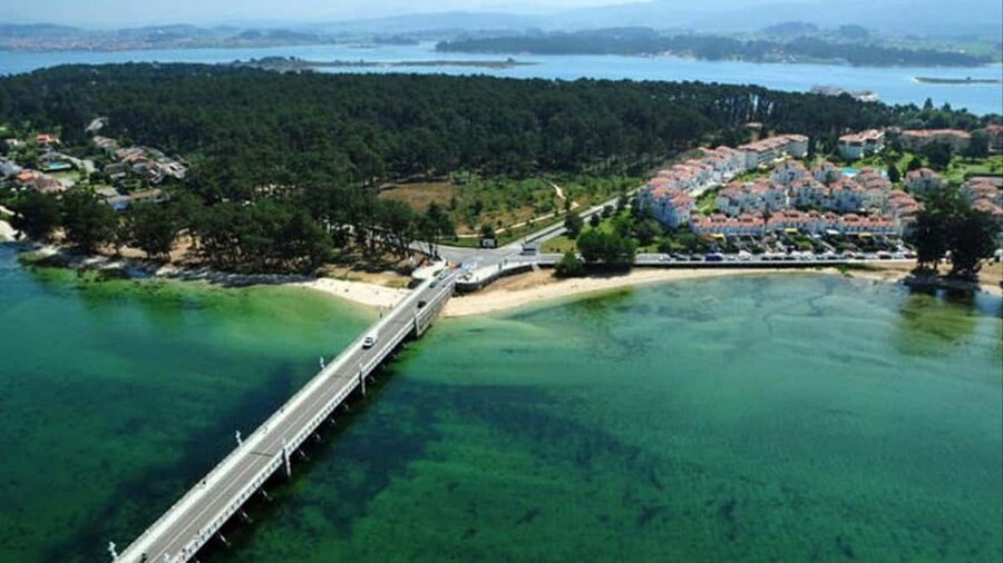 From Santiago: Rías Baixas Tour with boat trip and winery - Combarro and its hórreos