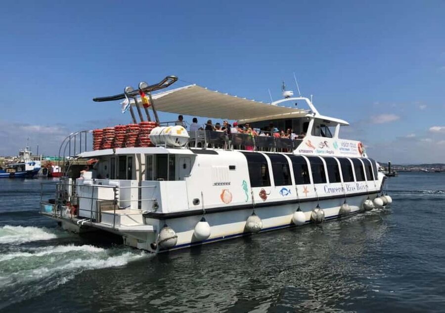 From Santiago: Rías Baixas Tour with boat trip and winery - Albariño among the vines