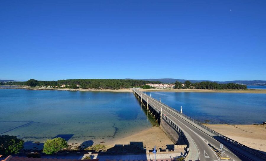 From Santiago: Tour to Rias Baixas with Boat Trip and Winery - Who will enjoy this day most